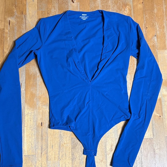 SKIMS Tops - SKIMS long sleeve plunge bodysuit